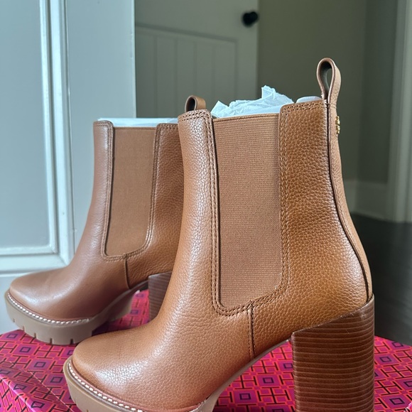 Tory Burch Carson Lug Sole Boots Size 8 - Picture 3 of 7